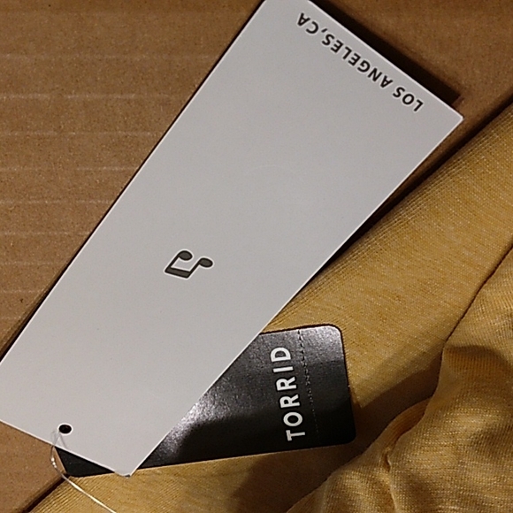 LAST CHANCE SALE☆NWT~TORRID AC/DC Rock Band Choker Cutout Tee~Plus Size 0X~SALE~ - Picture 8 of 10